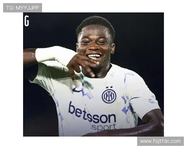 足球明星跨界挑战其他球类运动展现全能运动才华